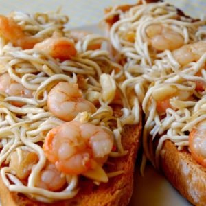 Tosta de gulas y gambas