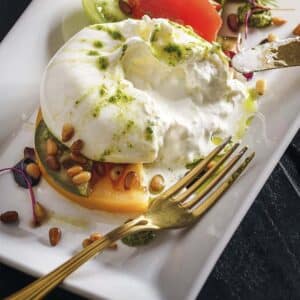 Ensalada de Burrata, frutos secos y rojos